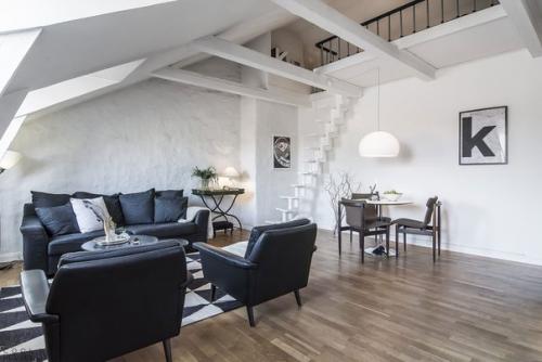 Современная мансардная квартира в скандинавском стиле расположена в Стокгольме, Швеция. 01