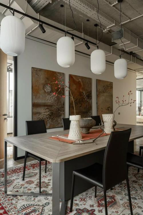 Ковры, яркая живопись и этника - уютный и необычный офис в Уфе. 03