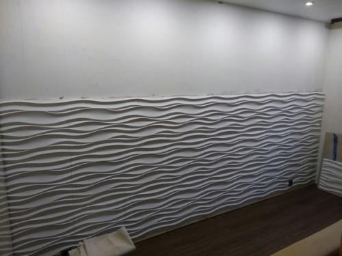 Делали ремонт в гостиной и решили с женой отделку стены сделать гипсовыми панелями. 02