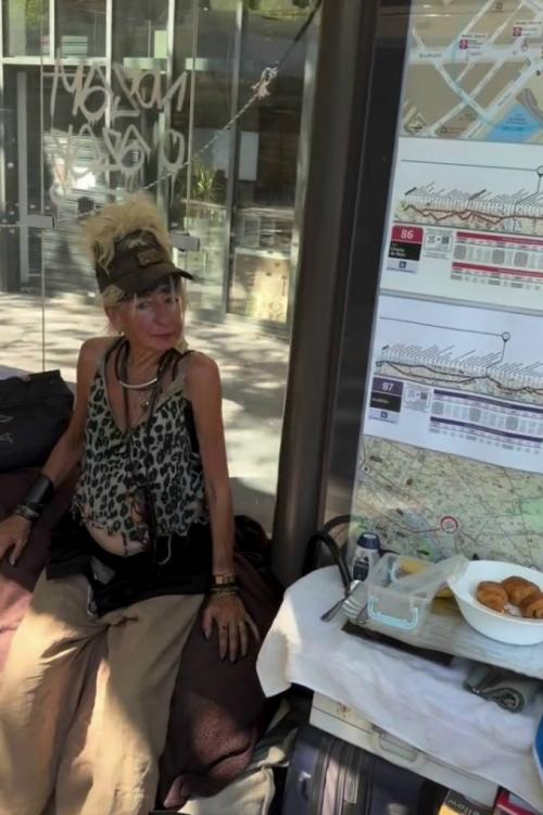 В сети разлетелось видео с бездомной женщиной из Парижа, которая обустроила обычную автобусную остановку как полноценное жильё.