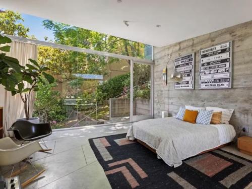 Дом художника шепарда фейри в Лос-анджелесе - это пример того, как архитектура и природа могут сосуществовать в гармонии. 05