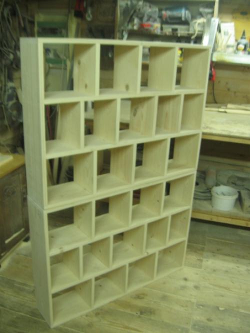 Полки из дерева прекрасным атрибутом в каждом доме являются. 01