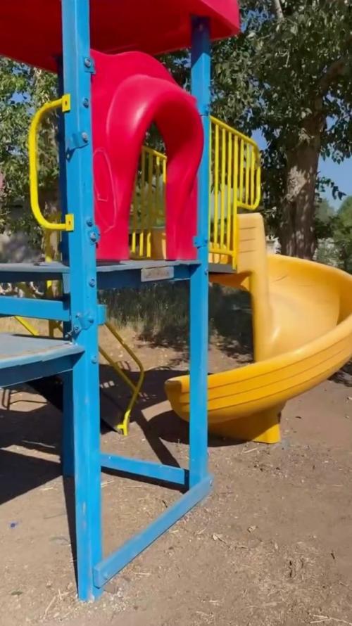 Бизнесмен за свои деньги построил в родном селе детскую площадку и установил уличные тренажёры. 02
