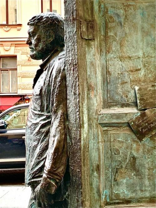 Всегда было интересно увидеть Петербург изнутри, узнать, что скрывается за стенами красивых домов. 03