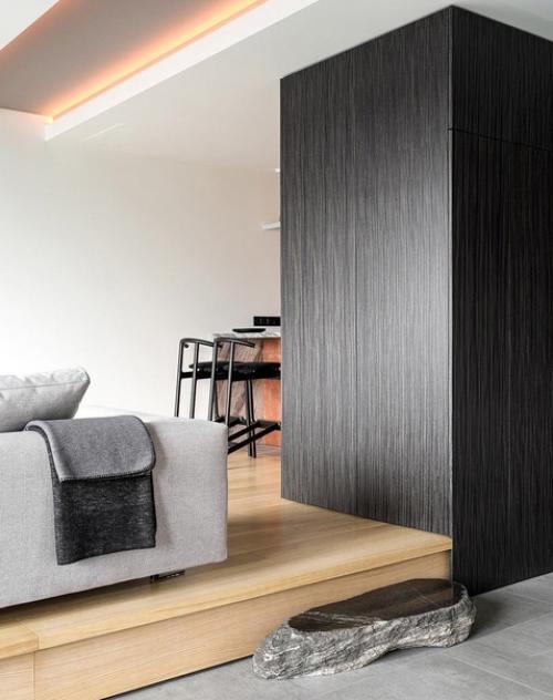 Анастасия Меркулова оформила стильную светлую евродвушку 47 м в новом доме для молодой девушки, эксперта в области продаж. 02