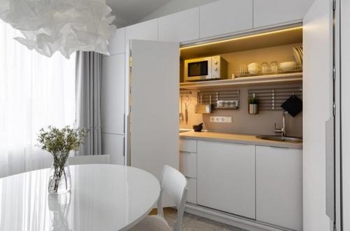 Кухня в этой квартире - студии спрятана в шкафу! 02