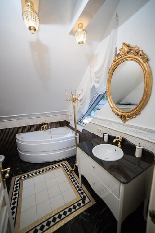 Чёрно-белое.  Мы представляем вашему вниманию маленькую ванную комнату в мансарде под скосом крыши. 03