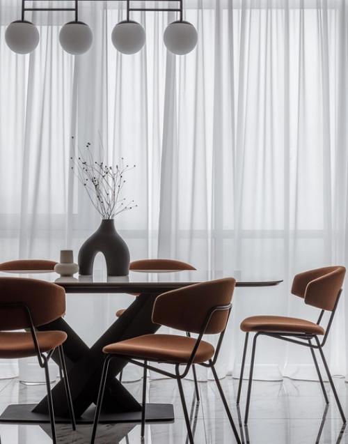 На 18-м этаже нового здания находится квартира площадью 120 квадратных метров. 02