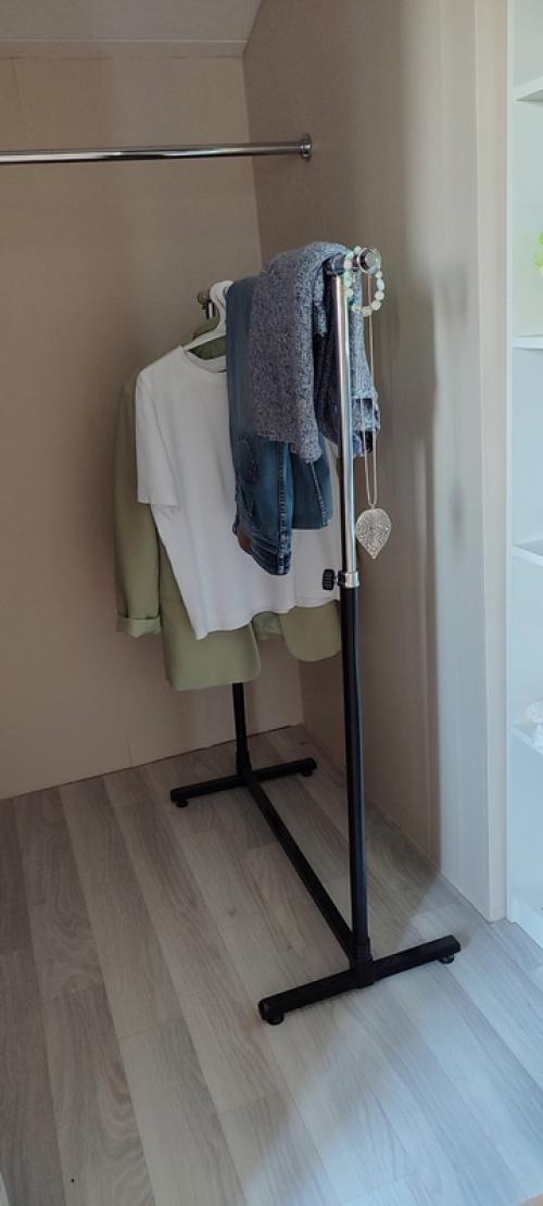 Где хранить одежду, которую в шкаф с чистой уже не положишь, а в стирку отправлять рано? 01