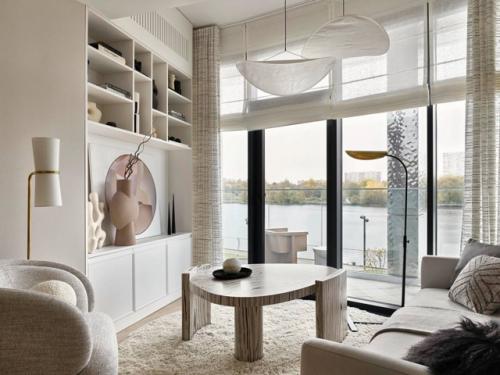 Водная гладь, березы и кот по кличке Марсель: квартира с террасой в Москве.