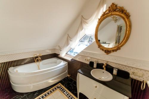 Чёрно-белое.  Мы представляем вашему вниманию маленькую ванную комнату в мансарде под скосом крыши. 01