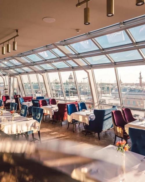 Панорамный ресторан, из которого видно главные достопримечательности Петербурга. 03