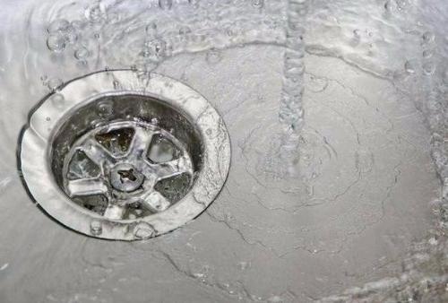 Мы убираем неприятный запах из стока раковины.