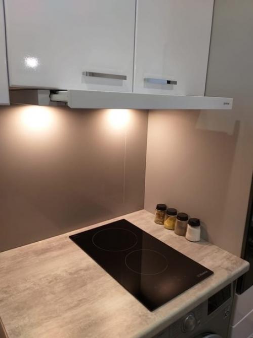 Компактная кухня с самодельным столом. 03