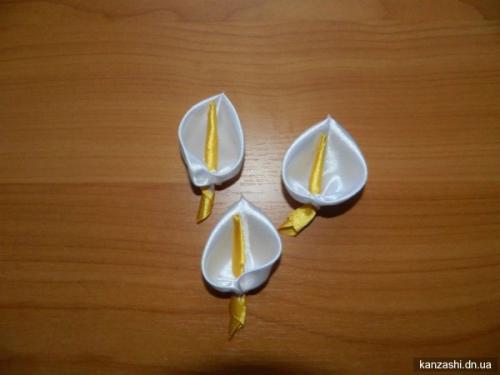 Каллы канзаши. В современном интерьере квартиры часто используют искусственные цветы, которые отличаются натуралистичностью и неприхотливостью. 08