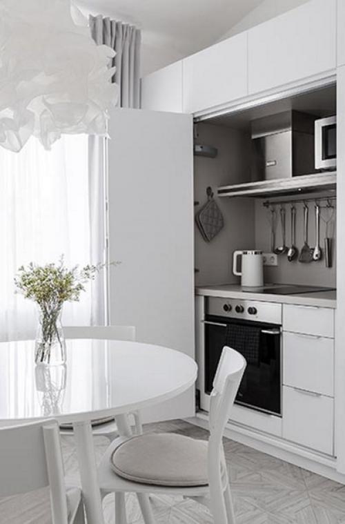 Кухня в этой квартире - студии спрятана в шкафу! 03