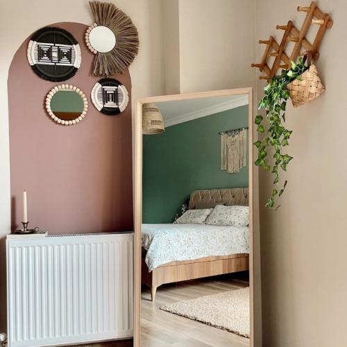 Детали уютного и светлого дома с большим количеством дерева в интерьере. 05