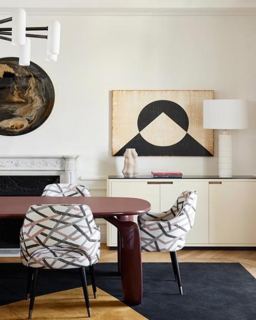Французский дизайнер интерьеров Фабрис Жуан украсил комнаты этой парижской квартиры яркой геометрией в духе 1970-х. хозяева - американская пара. 01