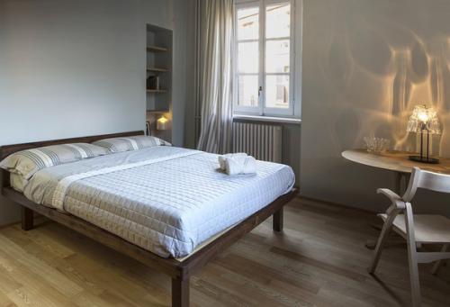 Студия Architetto Michele De Lucchi оформила интерьер апартаментов в Милане, Италия. 06