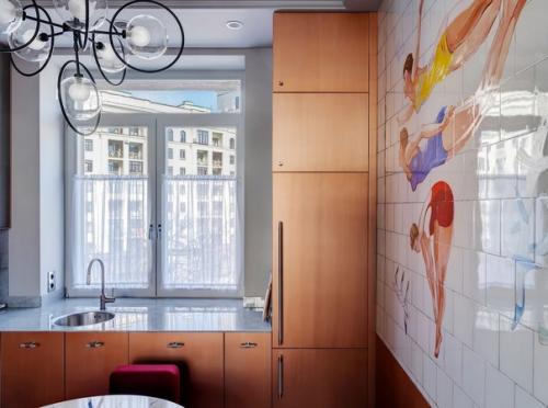 Яркий, атмосферный интерьер небольшой кухни в современном стиле, с элементами ретро. 02