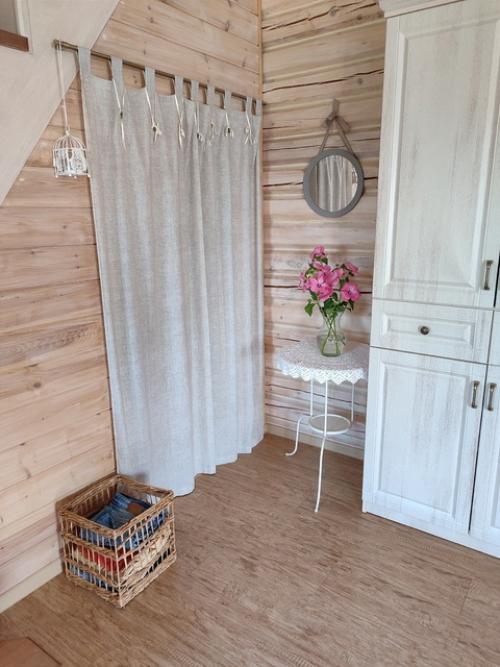 Где хранить одежду, которую в шкаф с чистой уже не положишь, а в стирку отправлять рано? 03