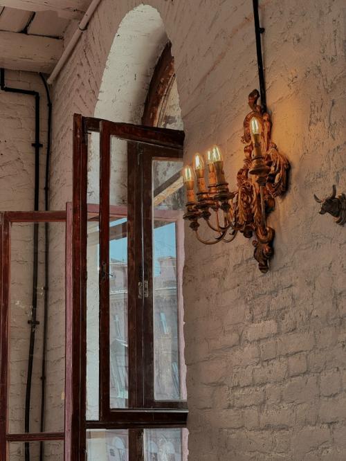 В питере даже обычный поход в кафе превращается в маленькое путешествие во времени. 02