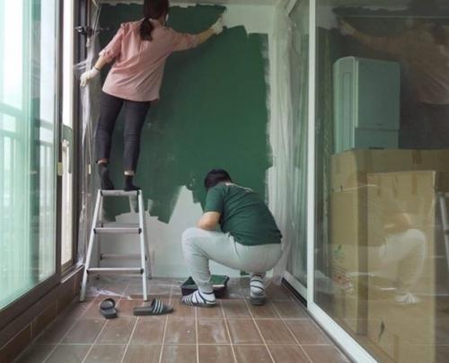 Сделали вот такой вот балкончик, учились на дизайнеров, по сути наш первый проект.