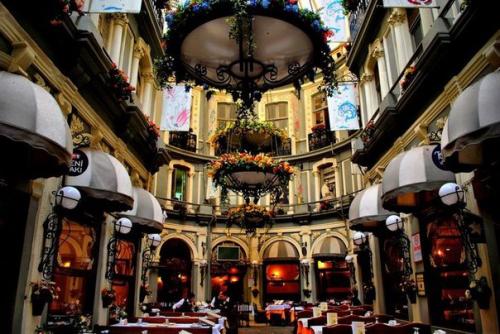 Интересно.  Почти каждый второй турист Стамбула знает район бейоглу. 06