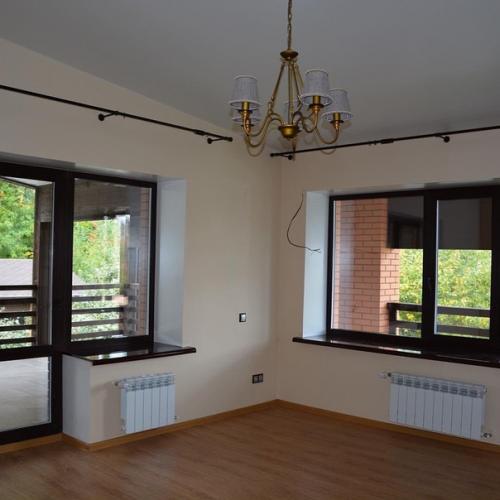 Дом это.  Больше всего времени люди проводят дома, то есть в квартире или загородном доме.