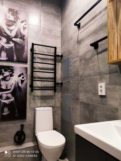 Современный интерьер совмещенного санузла в квартире молодого холостяка. 03