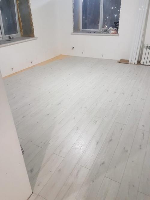 Укладка ламината и кварцвинила в любом направлении может проводиться по разным схемам. 05