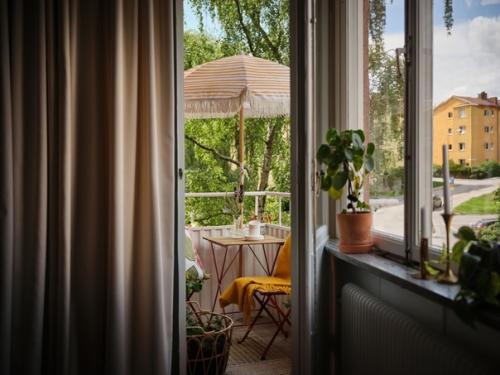 Желтая кухня, темно-серая спальня и уютный балкон: в этой двухкомнатной квартире 55 кв. 06