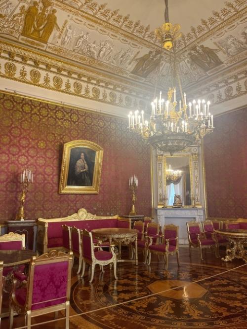 Под тусклым светом абажура. 03