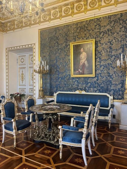 Под тусклым светом абажура. 05