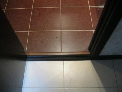 Как выполнить правильный переход между ванной комнатой и коридором. 04