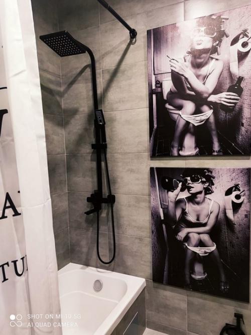 Современный интерьер совмещенного санузла в квартире молодого холостяка. 01