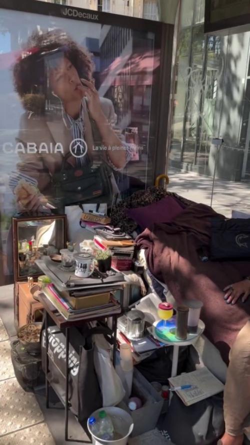 В сети разлетелось видео с бездомной женщиной из Парижа, которая обустроила обычную автобусную остановку как полноценное жильё. 01