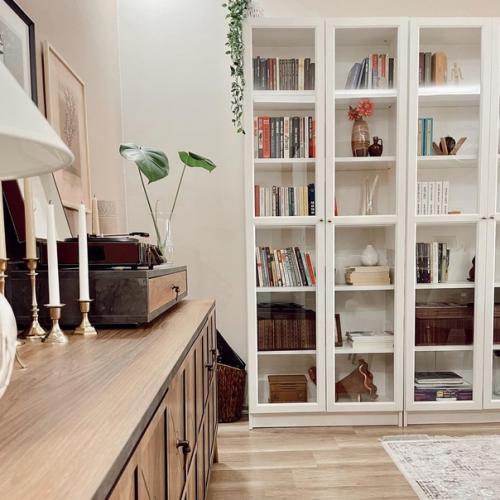 Детали уютного и светлого дома с большим количеством дерева в интерьере. 02