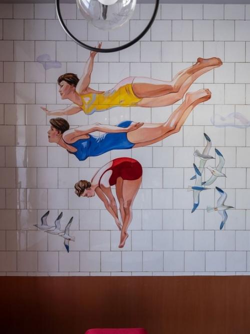 Яркий, атмосферный интерьер небольшой кухни в современном стиле, с элементами ретро. 06