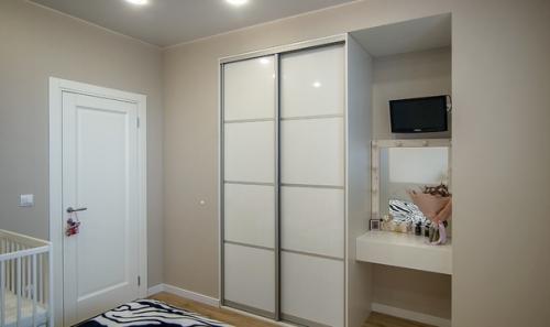 Отличным вариантом для хранения вещей станет элегантный шкаф купе с двумя раздвижными дверцам. 01