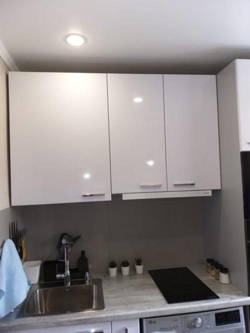 Компактная кухня с самодельным столом. 02