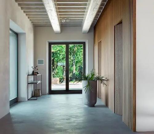 Компания Special Umbria завершила возведение Le More в сентябре 2021 года, выступив автором идеи, менеджером проекта и дизайнером интерьера. 08