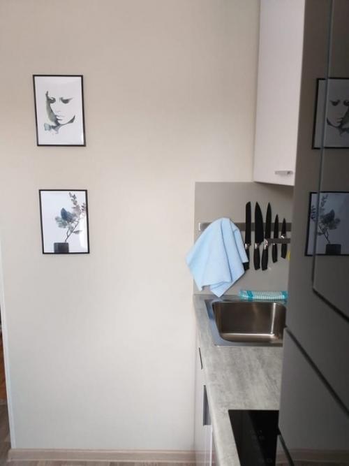 Компактная кухня с самодельным столом. 08