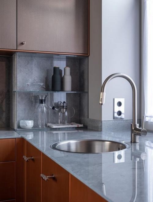 Яркий, атмосферный интерьер небольшой кухни в современном стиле, с элементами ретро. 03