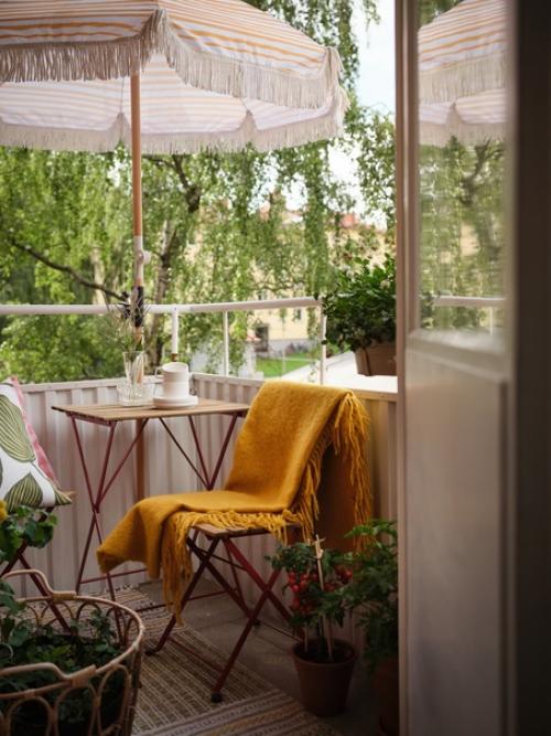 Желтая кухня, темно-серая спальня и уютный балкон: в этой двухкомнатной квартире 55 кв. 03