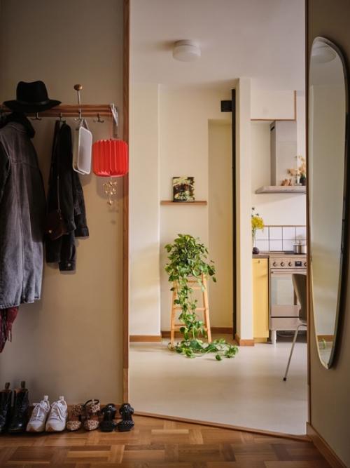 Желтая кухня, темно-серая спальня и уютный балкон: в этой двухкомнатной квартире 55 кв. 05