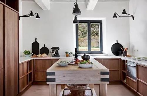 Компания Special Umbria завершила возведение Le More в сентябре 2021 года, выступив автором идеи, менеджером проекта и дизайнером интерьера. 05