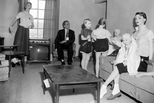 Манекены для ядерных испытаний: жуткие фотографии показывают фальшивый город, заполненный манекенами для испытания ядерного оружия в 1953 году. 09