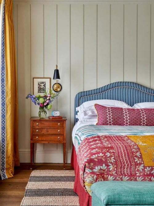 И вроде как интерьер яркий и стильный, но вот спальня и кухня веет Бабушкиным стилем. 01