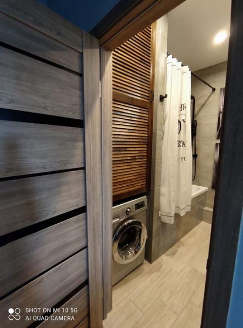 Современный интерьер совмещенного санузла в квартире молодого холостяка. 09